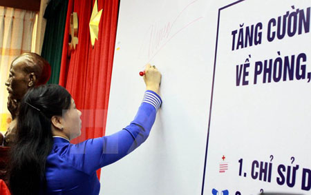 Bộ trưởng Bộ Y tế Nguyễn Thị Kim Tiến ký cam kết sử dụng kháng sinh có trách nhiệm.